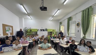 Ученици от ОУ „Св. Паисий Хилендарски“ се срещнаха с полицаи и научиха повече за професията им / Новини от Казанлък