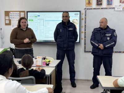 Ученици от ОУ „Св. Паисий Хилендарски“ се срещнаха с полицаи и научиха повече за професията им