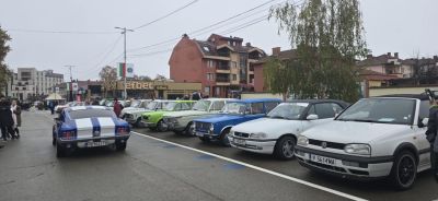 Десетки “Трабант”-и паркираха в центъра на Павел баня 