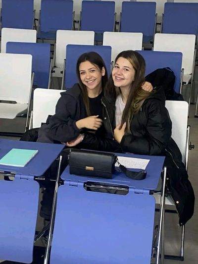 Сдружение „Жените на Казанлък“ и ученици от ПГЛПТ обединиха усилия в обща инициатива, посветена на младите хора