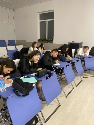 Деветокласници от ПГЛПТ отбелязаха Международния ден на младежта