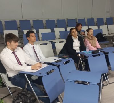 Сдружение „Жените на Казанлък“ и ученици от ПГЛПТ обединиха усилия в обща инициатива, посветена на младите хора