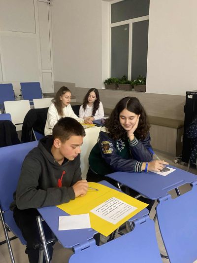 Деветокласници от ПГЛПТ отбелязаха Международния ден на младежта