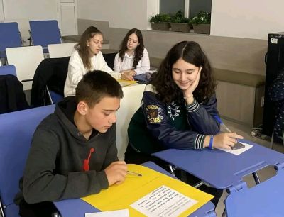 Сдружение „Жените на Казанлък“ и ученици от ПГЛПТ обединиха усилия в обща инициатива, посветена на младите хора / Новини от Казанлък