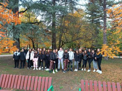 Учениците от 8.б клас на ПГЛПТ с инициатива „Ден без автомобили“  / Новини от Казанлък