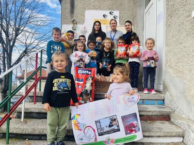 Децата от ДГ в с. Долно Изворово с трогателен жест към опашатите обитатели на Общинския съвет за безстопанствени кучета в Казанлък