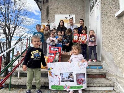 Децата от ДГ в с. Долно Изворово с трогателен жест към опашатите обитатели на Общинския съвет за безстопанствени кучета в Казанлък / Новини от Казанлък