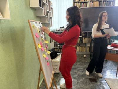 С красиви послания, посетителите на библиотеката отбелязаха Световния ден на доброто