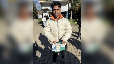 Добрият пример: Младеж намери портмоне с голяма сума пари и го върна на собственика му / Новини от Казанлък