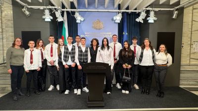Ученици от четири казанлъшки училища посетиха Народното събрание  / Новини от Казанлък