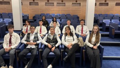 Ученици от четири казанлъшки училища посетиха Народното събрание 