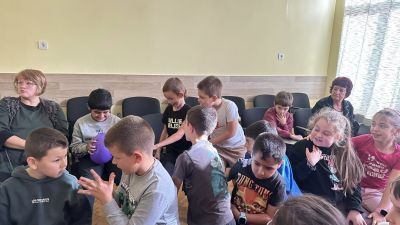 Децата от ОУ „Св. Климент Охридски“ в град Крън участваха в открит урок на тема „Как да не бъдем агресивни“