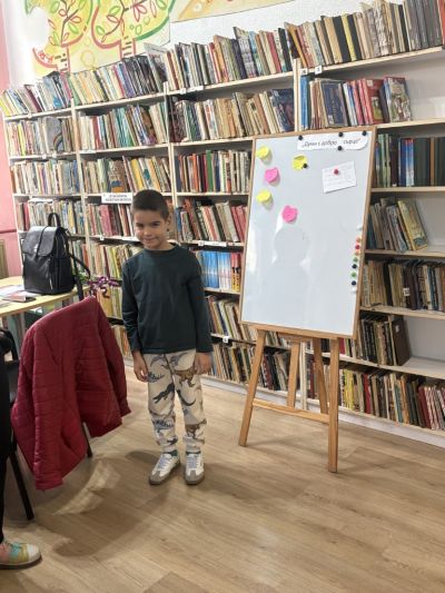 С красиви послания, посетителите на библиотеката отбелязаха Световния ден на доброто