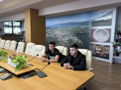 В Световния ден на доброто - кметът Галина Стоянова и началникът на РУ-Казанлък Иван Господинов наградиха двамата казанлъшки ученика за достойната постъпка