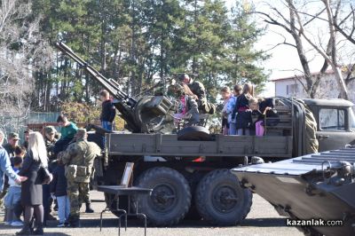 Военното формирование в Казанлък показва уменията и подготовката на стремци