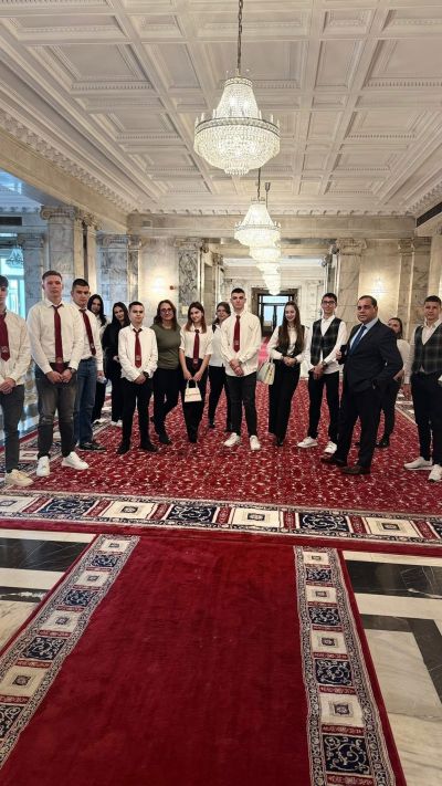 Ученици от четири казанлъшки училища посетиха Народното събрание 