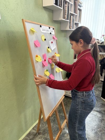 С красиви послания, посетителите на библиотеката отбелязаха Световния ден на доброто