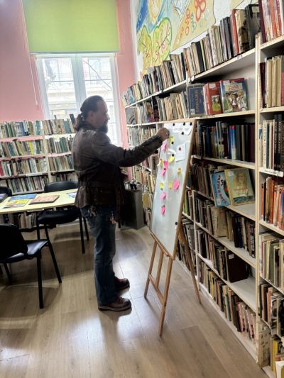 С красиви послания, посетителите на библиотеката отбелязаха Световния ден на доброто