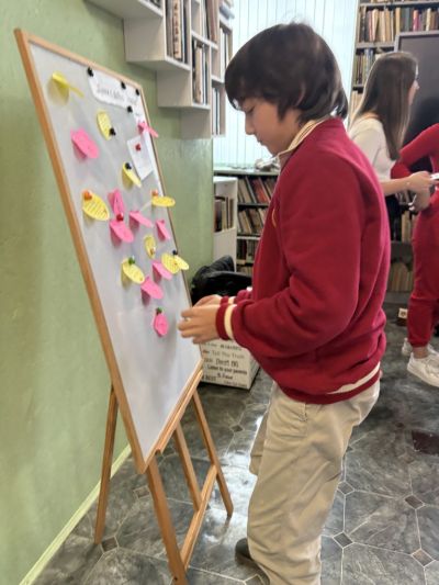 С красиви послания, посетителите на библиотеката отбелязаха Световния ден на доброто