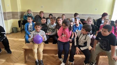 Децата от ОУ „Св. Климент Охридски“ в град Крън участваха в открит урок на тема „Как да не бъдем агресивни“