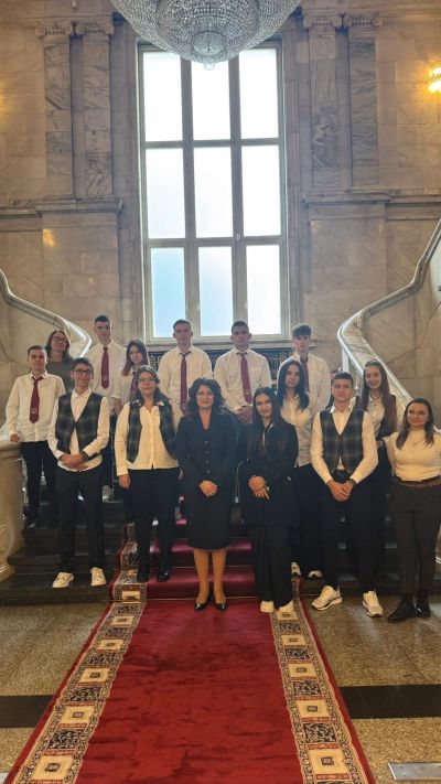 Ученици от четири казанлъшки училища посетиха Народното събрание 