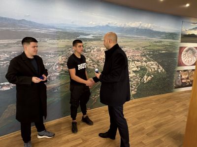 В Световния ден на доброто - кметът Галина Стоянова и началникът на РУ-Казанлък Иван Господинов наградиха двамата казанлъшки ученика за достойната постъпка