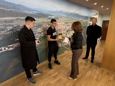 В Световния ден на доброто - кметът Галина Стоянова и началникът на РУ-Казанлък Иван Господинов наградиха двамата казанлъшки ученика за достойната постъпка