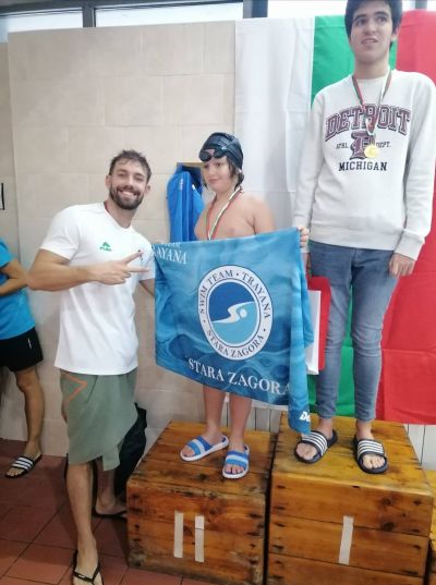 Казанлъшките плувци с купа и медали от турнира „Плуваме заедно“