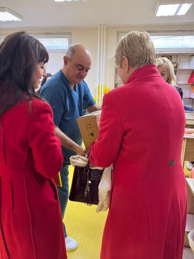 Дамите от Инър Уийл клуб Казанлък и Стара Загора с дарение към неонатологията в МБАЛ „Проф. д-р Стоян Киркович“