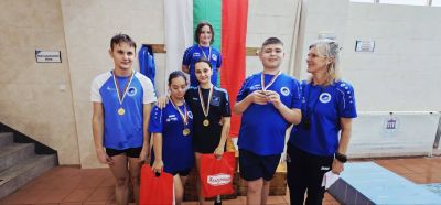 Казанлъшките плувци с купа и медали от турнира „Плуваме заедно“ / Новини от Казанлък