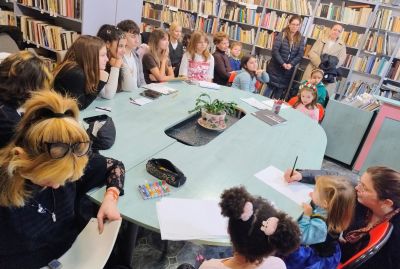 Децата от „Светлини сред сенките“ се срещнаха с режисьора Богдан Дарев в казанлъшката библиотека „Искра“