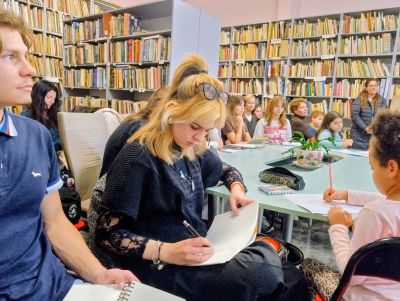 Децата от „Светлини сред сенките“ се срещнаха с режисьора Богдан Дарев в казанлъшката библиотека „Искра“