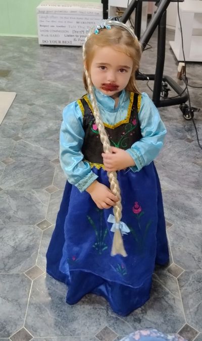 Децата от „Светлини сред сенките“ се срещнаха с режисьора Богдан Дарев в казанлъшката библиотека „Искра“