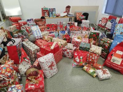 Елхите на Акция Дядо Коледа вече сияят празни – всички детски истории бяха взети само за броени дни / Новини от Казанлък