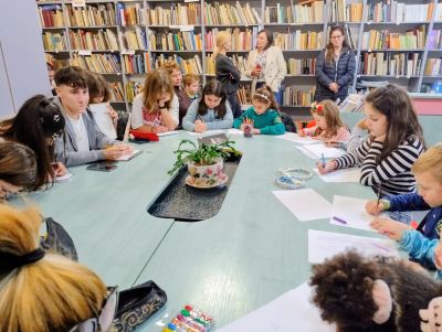 Децата от „Светлини сред сенките“ се срещнаха с режисьора Богдан Дарев в казанлъшката библиотека „Искра“