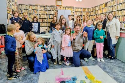 Децата от „Светлини сред сенките“ се срещнаха с режисьора Богдан Дарев в казанлъшката библиотека „Искра“ / Новини от Казанлък