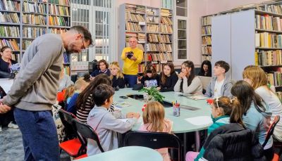 Децата от „Светлини сред сенките“ се срещнаха с режисьора Богдан Дарев в казанлъшката библиотека „Искра“