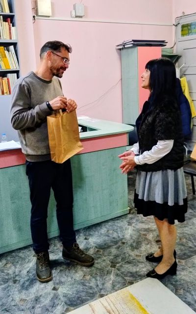 Децата от „Светлини сред сенките“ се срещнаха с режисьора Богдан Дарев в казанлъшката библиотека „Искра“