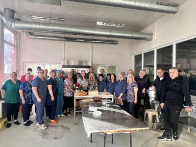 Галина Стоянова към служителите на ОП “Кухня-майка“: “Благодаря ви за десет години грижа за децата на Казанлък!“ / Новини от Казанлък