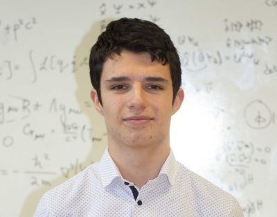 Младият физик Александър Проданов от Казанлък получи подкрепа от Йонислав Йотов-Тото и GIFT TUBE / Новини от Казанлък