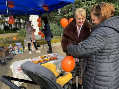 Дамите от Инър Уийл клуб Казанлък отбелязаха Световния ден за борба с насилието над жени с инициатива в центъра на града