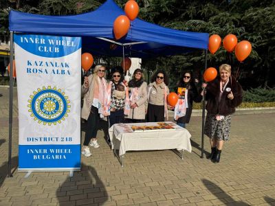 Дамите от Инър Уийл клуб Казанлък отбелязаха Световния ден за борба с насилието над жени с инициатива в центъра на града / Новини от Казанлък