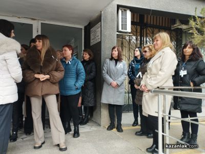 Служителите на “Социално подпомагане“ и “Бюро по труда“ в Казанлък излязоха на мирен протест