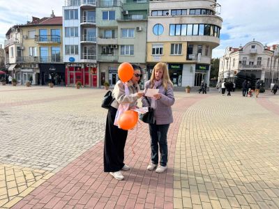 Дамите от Инър Уийл клуб Казанлък отбелязаха Световния ден за борба с насилието над жени с инициатива в центъра на града