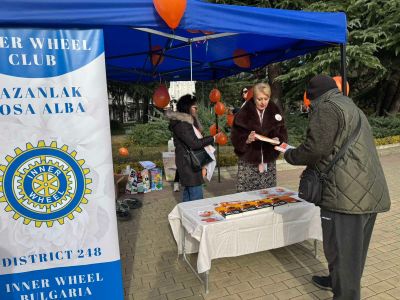 Дамите от Инър Уийл клуб Казанлък отбелязаха Световния ден за борба с насилието над жени с инициатива в центъра на града