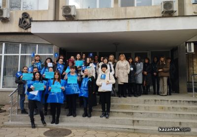 Служителите на “Социално подпомагане“ и “Бюро по труда“ в Казанлък излязоха на мирен протест