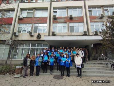 Служителите на “Социално подпомагане“ и “Бюро по труда“ в Казанлък излязоха на мирен протест