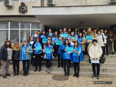 Служителите на “Социално подпомагане“ и “Бюро по труда“ в Казанлък излязоха на мирен протест / Новини от Казанлък