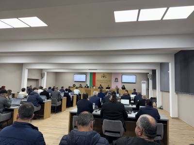 С пълно мнозинство местният парламент одобри кандидатстването на Община Казанлък по проект за подкрепа на деца и семейства / Новини от Казанлък