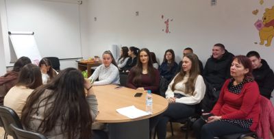 Сдружение „Жените на Казанлък“ бе домакин на изнесено обучение с ученици от ПГЛПТ по проект „Иновативно училище“ / Новини от Казанлък